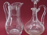 deux vases en verre transparent posés sur une surface rouge