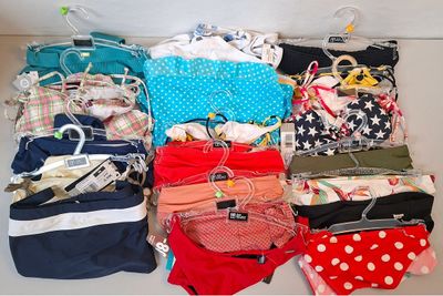 Lot de 20 maillots de bain pour femme de diverses tailles et…