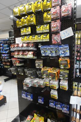 un magasin dont les rayons regorgent d'articles variés