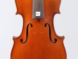 un vieux violon avec un archet accroché à son dos
