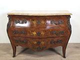 une commode en bois avec un plateau en marbre