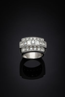 a white gold ring with baguets and diamonds