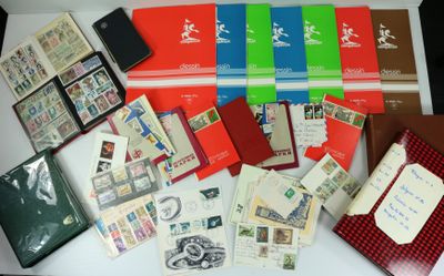 de nombreux types de timbres et d'enveloppes disposés sur une table
