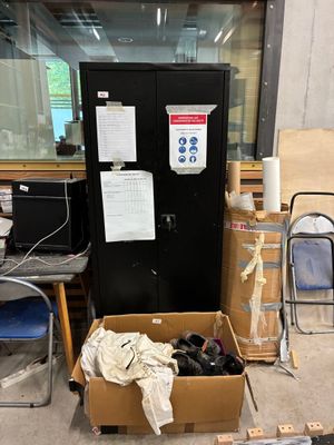 une boîte remplie de chaussures et d'autres objets dans une pièce