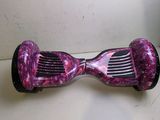 une planche de hoverboard violette posée sur une surface blanche