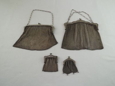 deux sacs à main marron et un petit sac à main posés sur une surface blanche