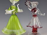paire de figurines en verre représentant une femme en robe verte et chapeau