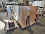 plusieurs pièces de bois sont empilées dans un entrepôt