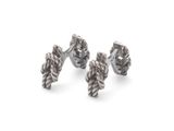 deux paires de boucles d'oreilles en argent sur fond blanc