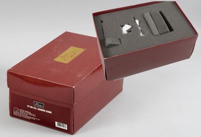 une boîte rouge contenant une paire de ciseaux