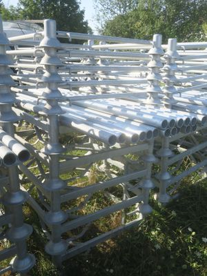 un banc fait de tuyaux, posé dans l'herbe