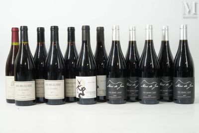 plusieurs bouteilles de vin alignées sur une table