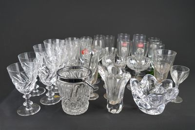 un grand nombre de verres à vin posés sur une table