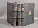 trois livres superposés sur une table