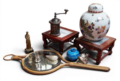 une table sur laquelle se trouvent un miroir, un vase, une paire de ciseaux et un miroir