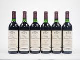 six bouteilles de vin sont alignées sur une surface blanche