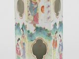 une image représentant un vase orné d'une peinture, sur fond blanc