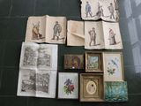 beaucoup de vieux livres et de photos par terre