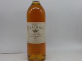 une bouteille de vin posée sur une table