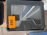 un ordinateur portable posé sur un bureau, à côté d'un téléphone portable