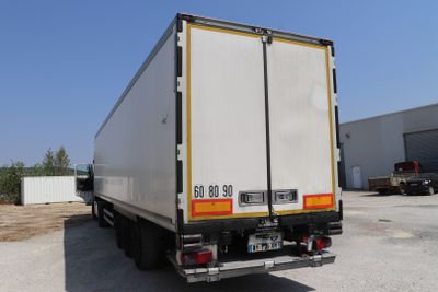 un camion blanc garé dans un parking