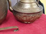 une casserole en métal et une cuillère posées sur une table