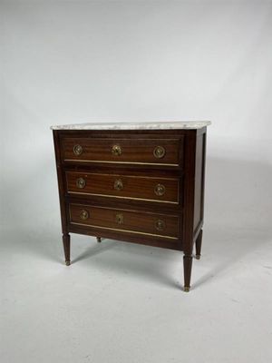 une image d'une petite commode avec un plateau en marbre