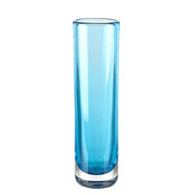 un vase en verre bleu bordé d'argent sur fond blanc