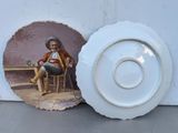 une assiette sur laquelle est représenté un homme assis sur une chaise, à côté d'une assiette sur laquelle est représenté un homme assis sur une chaise