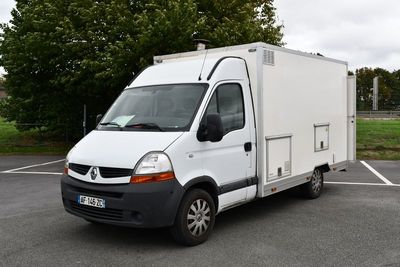 une camionnette blanche garée dans un parking