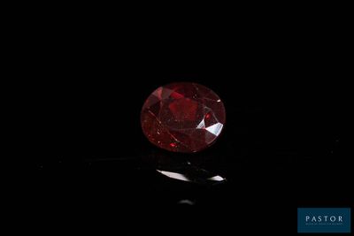 gros plan d'un diamant rouge sur une surface noire