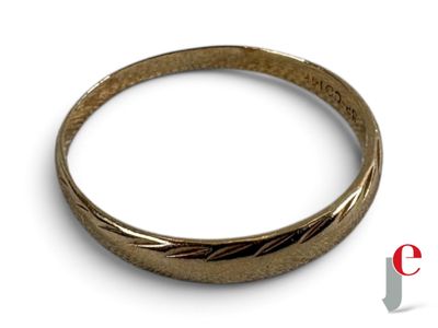 une image d'une bague en or sur fond blanc