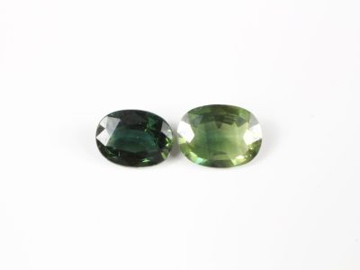 une paire de tourmalines vertes sur fond blanc
