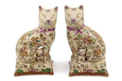 deux figurines de chats assis l'un à côté de l'autre