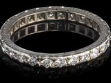 gros plan d'une bague en diamant sur une surface noire