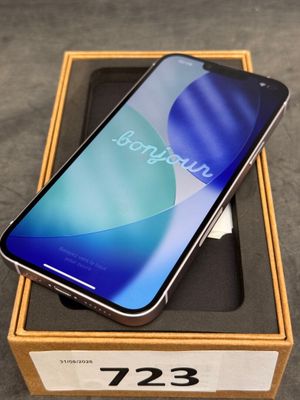un gros plan d'un téléphone portable dans une boîte posée sur une table