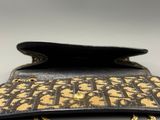 une image représentant un sac à main noir et doré, entouré d'une chaîne