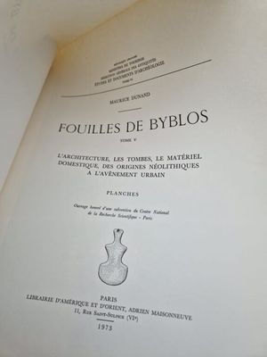un livre ouvert sur lequel est dessiné un vase