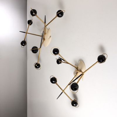 deux horloges accrochées au mur