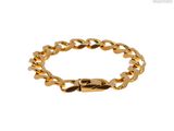 gros plan d'un bracelet en chaîne en or sur fond blanc