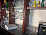 un bar sur lequel sont posés de nombreux verres et bouteilles
