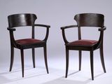 deux chaises en bois avec des assises rembourrées rouges posées sur une surface blanche