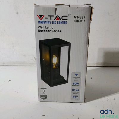 emballage d'une lampe d'extérieur lumineuse posée sur une surface blanche
