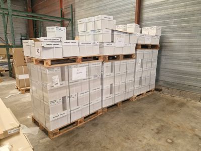 une grande pile de cartons sur une palette dans un entrepôt