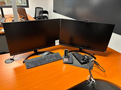 deux écrans et un clavier sur le bureau