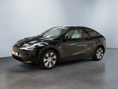 une photo d'une voiture électrique noire dans un showroom