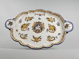un plat ovale orné de motifs bleus et dorés