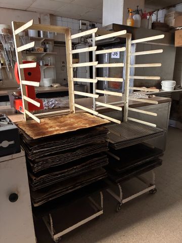 Deux échelles pâtissières avec grilles et plaques, anciennes. Fra...