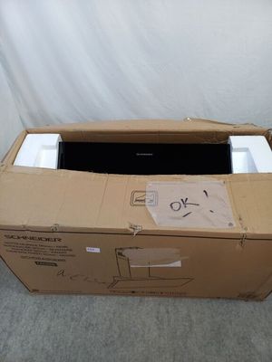 une boîte en carton contenant un ordinateur portable, posée par terre