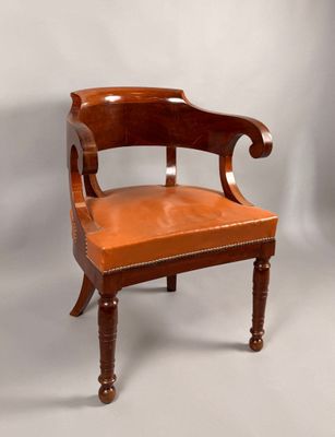 une image représentant une chaise en bois avec une assise en cuir, sur fond blanc
